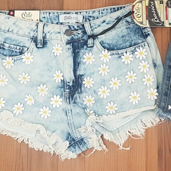 πΌ Daisy High-Waisted Light Wash Jean Shorts π - Picture 3 of 6